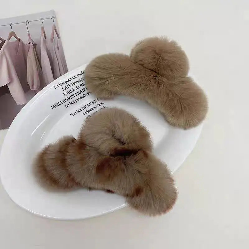 Luxe Plush Claw Clip – Oversized Fluffy Hair Clip