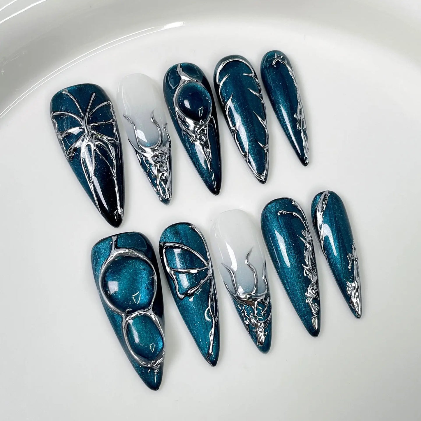 Retro Golden Heart Almond Press-On Nails (10pcs)
