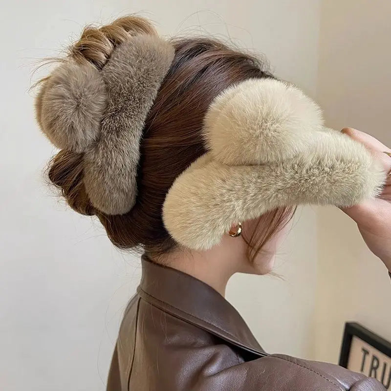 Luxe Plush Claw Clip – Oversized Fluffy Hair Clip