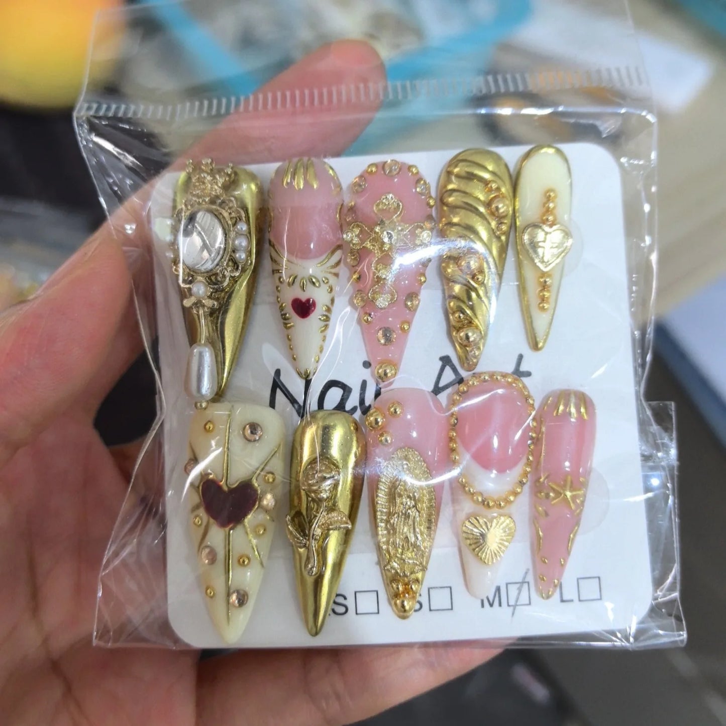 Retro Golden Heart Almond Press-On Nails (10pcs)