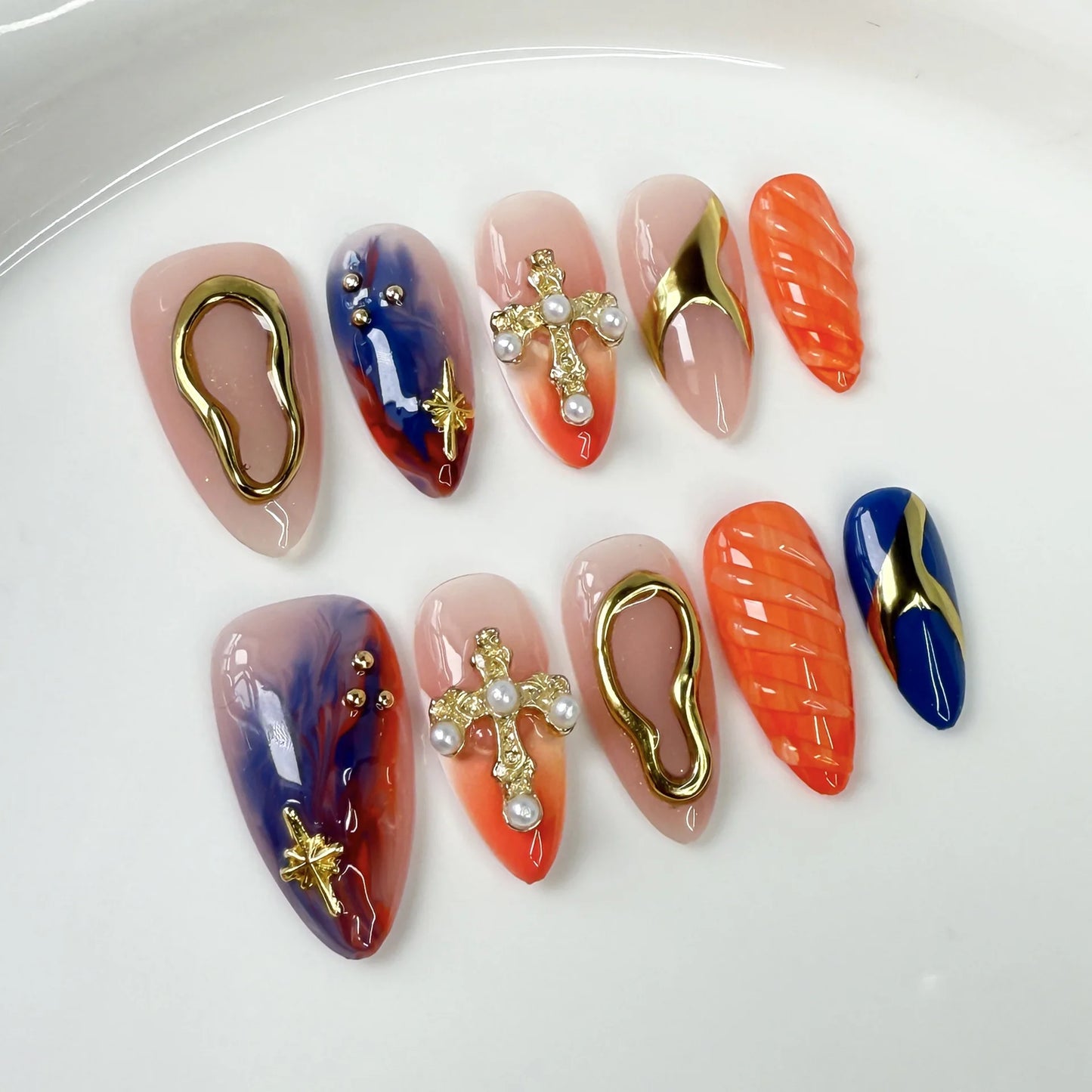 Retro Golden Heart Almond Press-On Nails (10pcs)