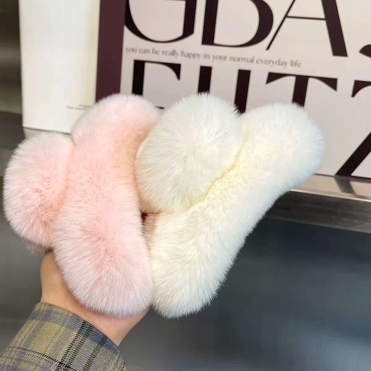 Luxe Plush Claw Clip – Oversized Fluffy Hair Clip