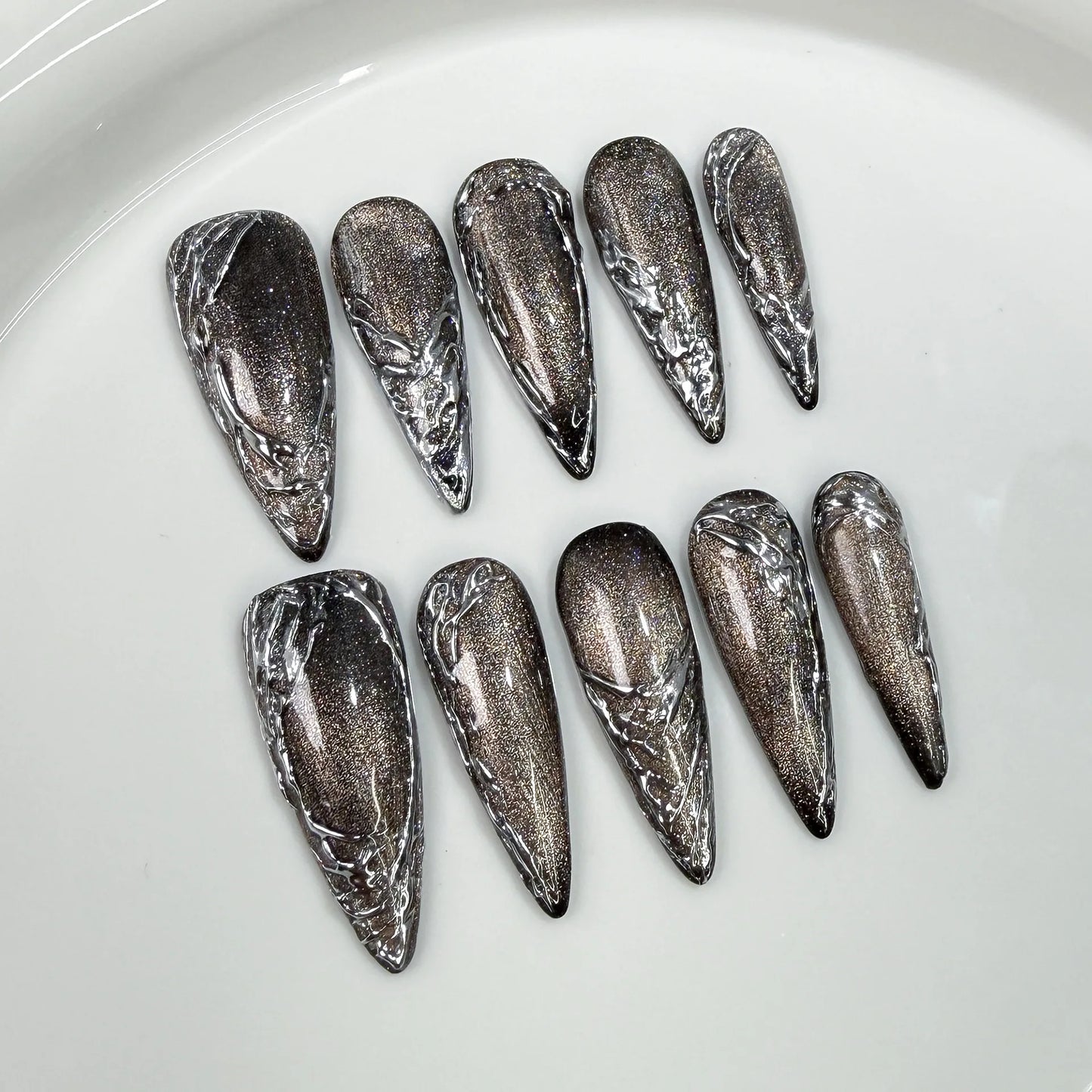 Retro Golden Heart Almond Press-On Nails (10pcs)
