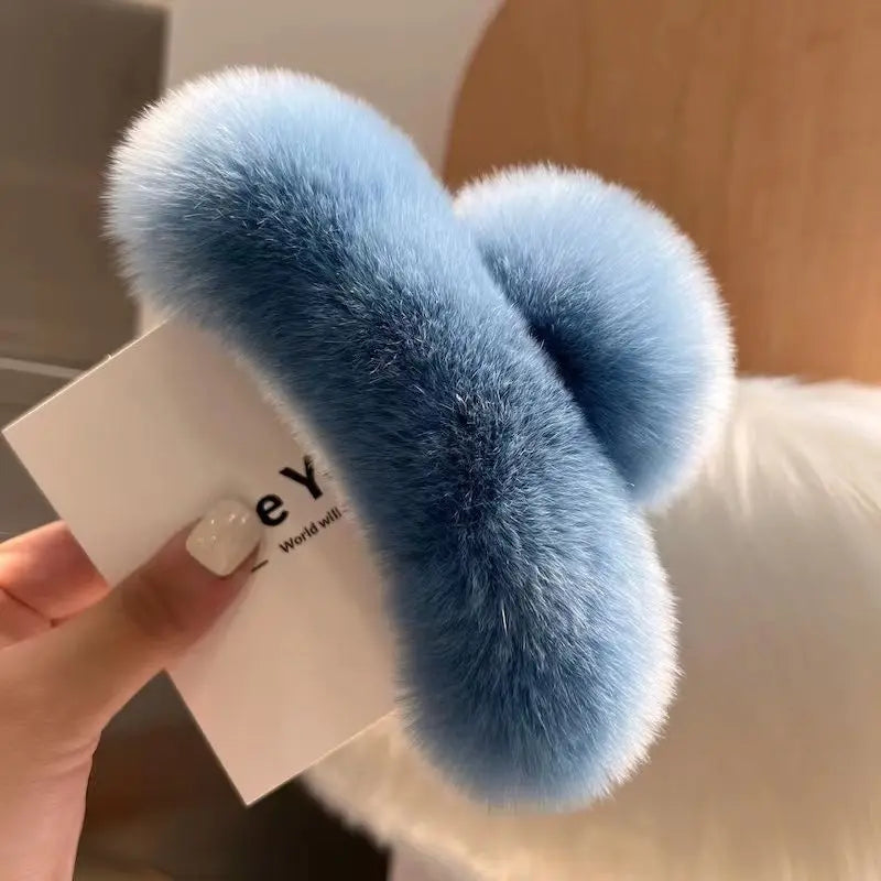 Luxe Plush Claw Clip – Oversized Fluffy Hair Clip