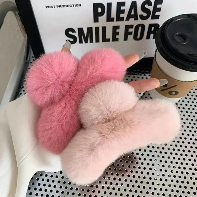 Luxe Plush Claw Clip – Oversized Fluffy Hair Clip