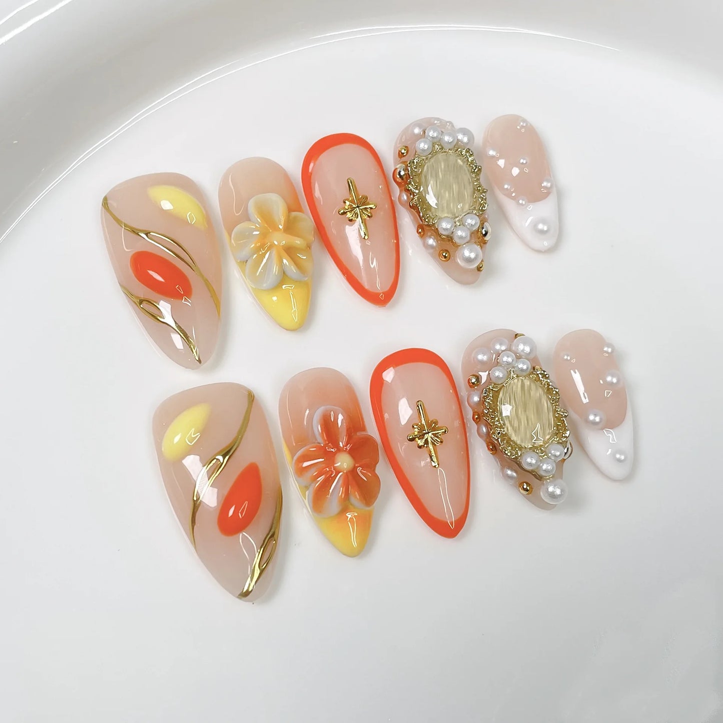 Retro Golden Heart Almond Press-On Nails (10pcs)