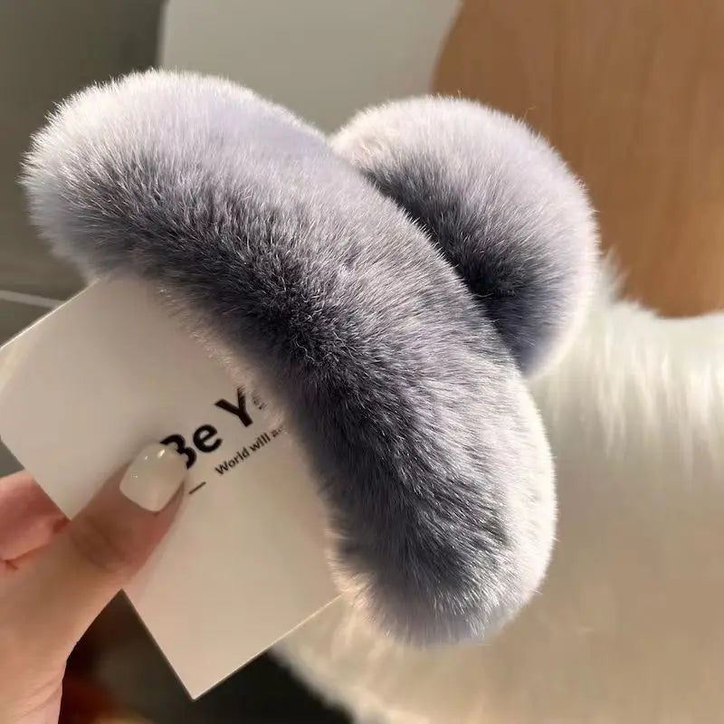 Luxe Plush Claw Clip – Oversized Fluffy Hair Clip