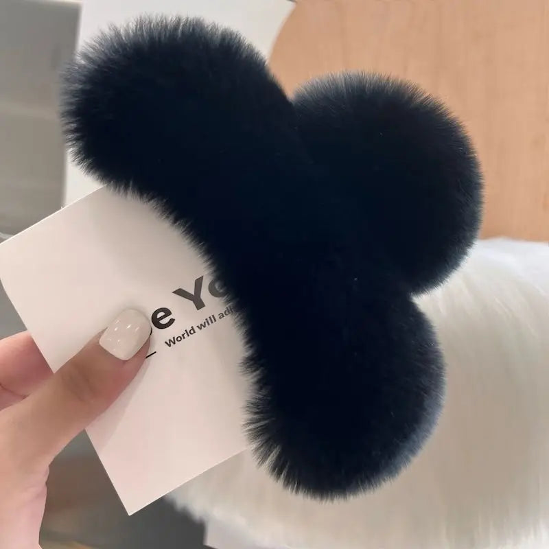 Luxe Plush Claw Clip – Oversized Fluffy Hair Clip