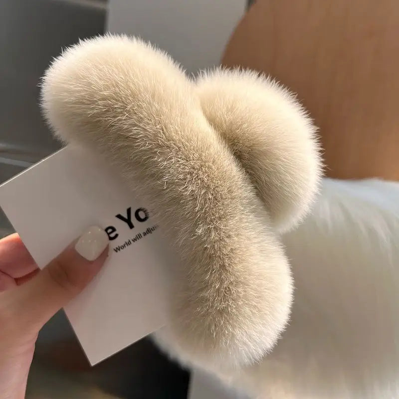 Luxe Plush Claw Clip – Oversized Fluffy Hair Clip