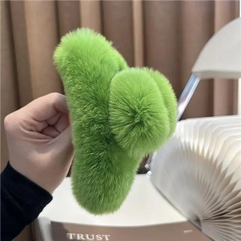 Luxe Plush Claw Clip – Oversized Fluffy Hair Clip