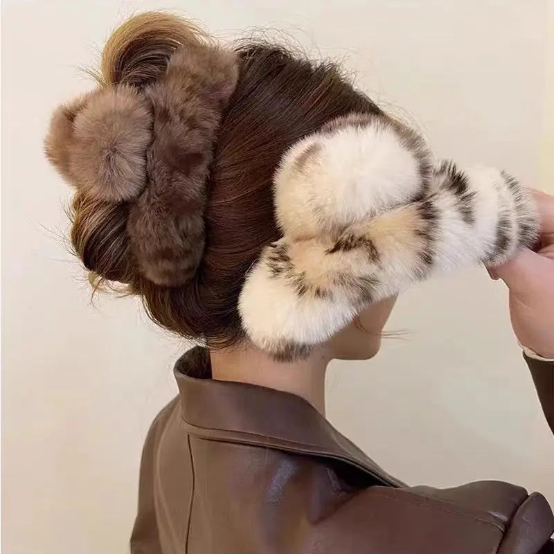 Luxe Plush Claw Clip – Oversized Fluffy Hair Clip